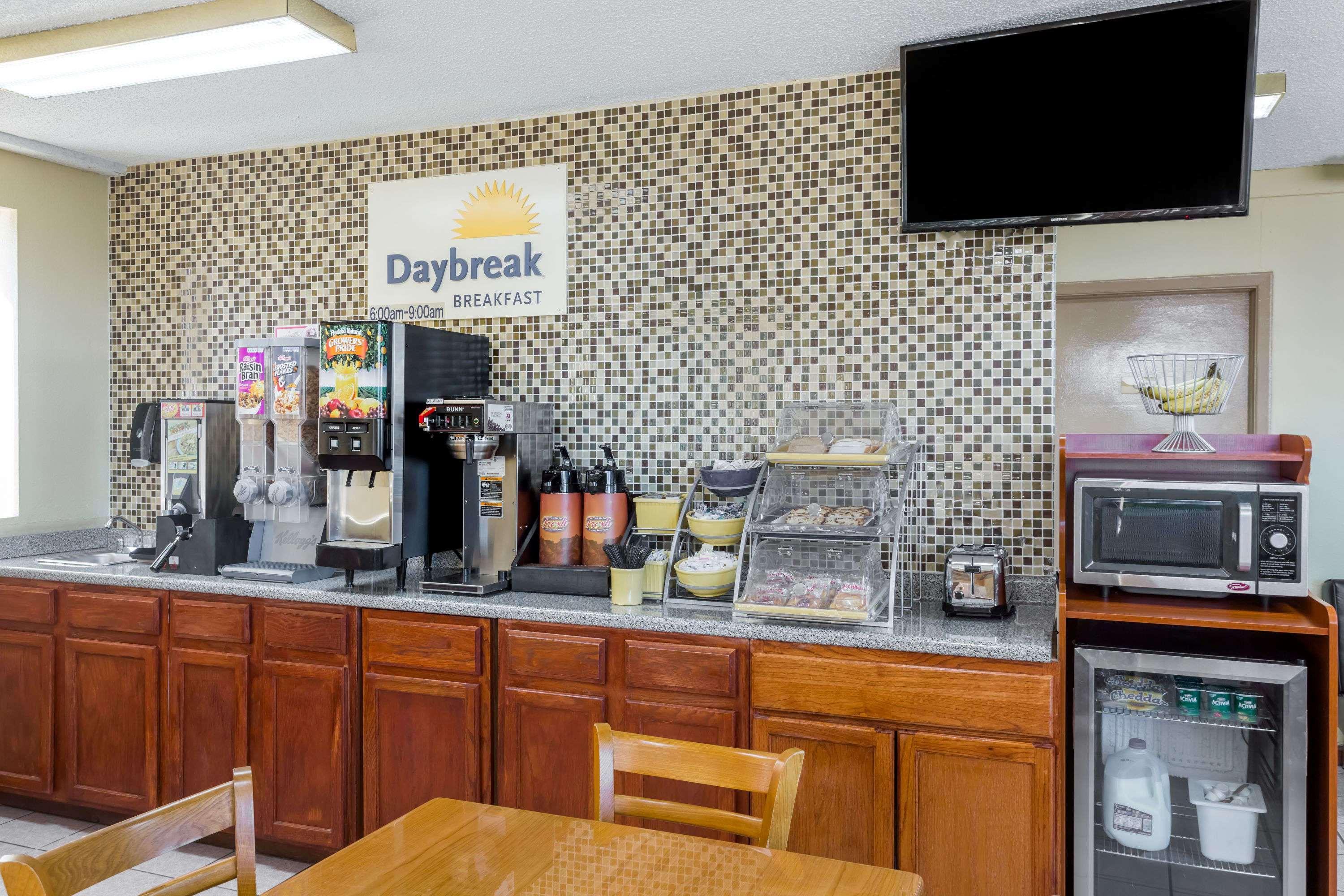 Days Inn By Wyndham Byron Exterior photo