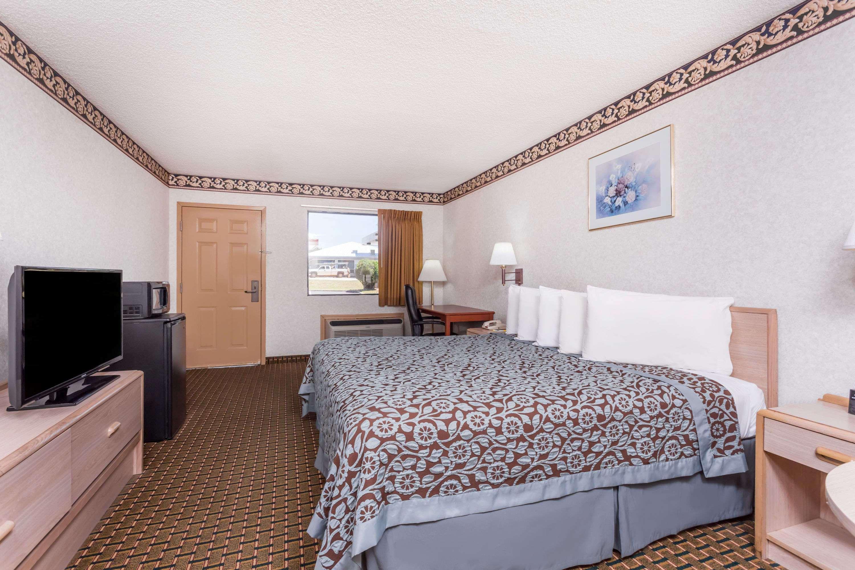 Days Inn By Wyndham Byron Exterior photo